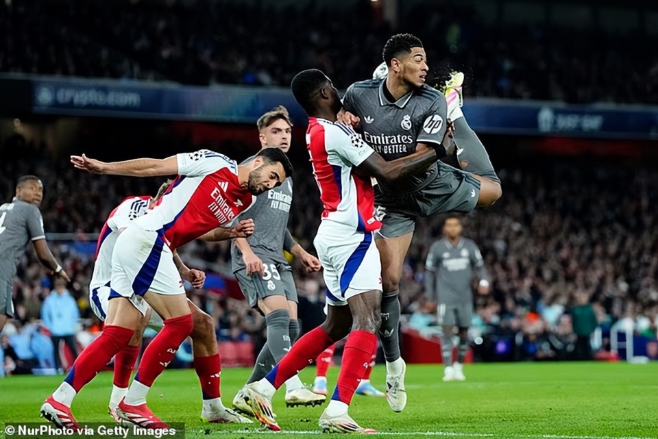 显误判时建, 卡特曾遭受, 在定位球教 显误判时建, 卡特曾遭受, 在定位球教